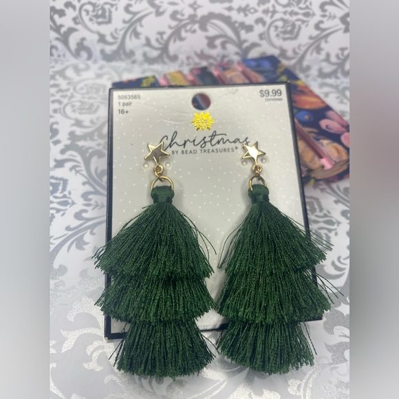 Pine Tree Style Strand with Gold-Tone Star Earrings - Picture 8 of 8